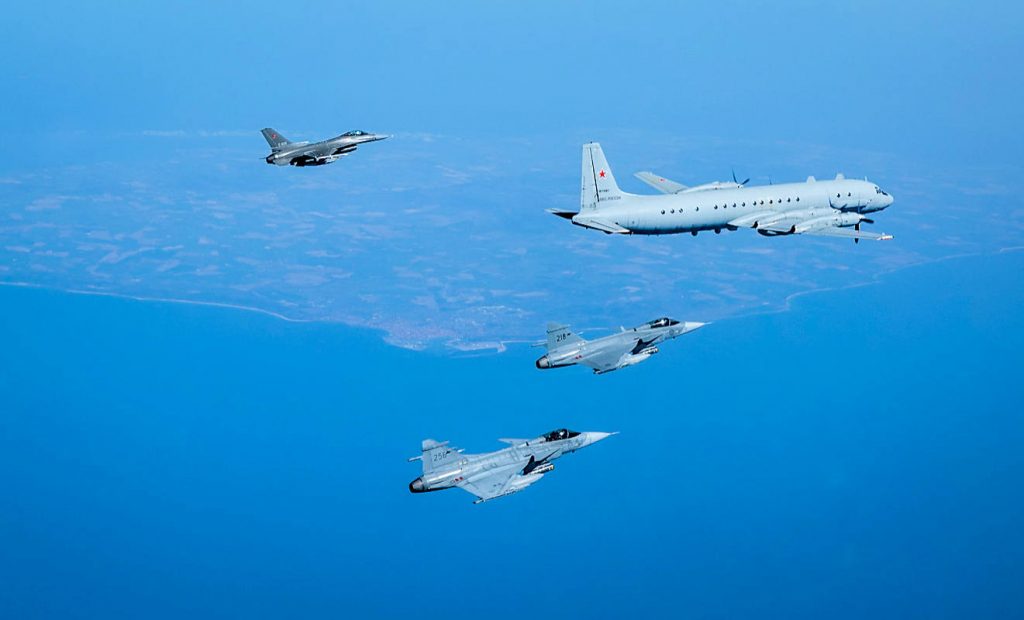 Avions de chasse suédois et danois avec un IL-20