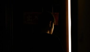 Presa por manter filho com deficiência acorrentado às escuras e rodeado de fezes durante anos