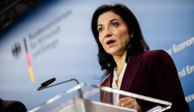 Grüne wollen Katherina Reiche notfalls vor Ausschuss zitieren - Förderung von Firma mit Guttenberg-Beteiligung