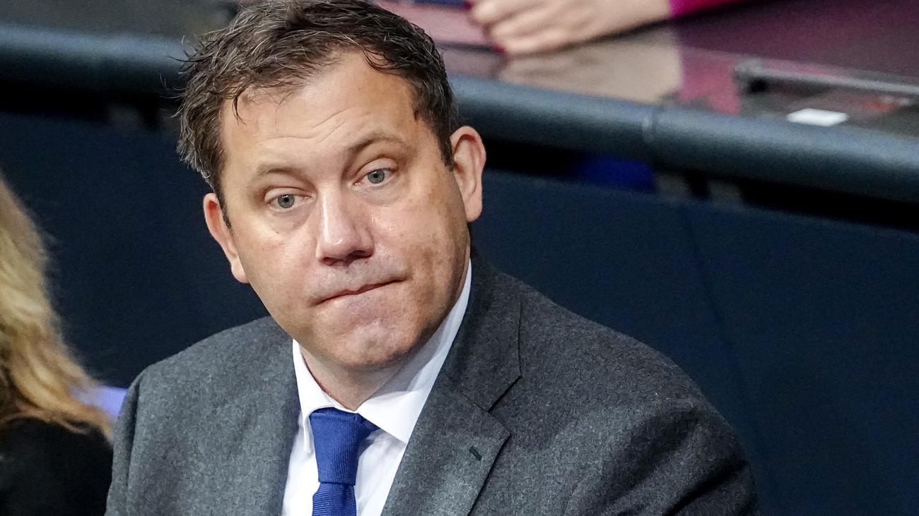 Automobilindustrie: Lars Klingbeil warnt Autobauer vor Festhalten am Verbrenner