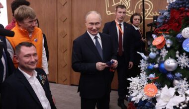 Putin in crisis as Russian shoppers halt Christmas spending as economy tanks