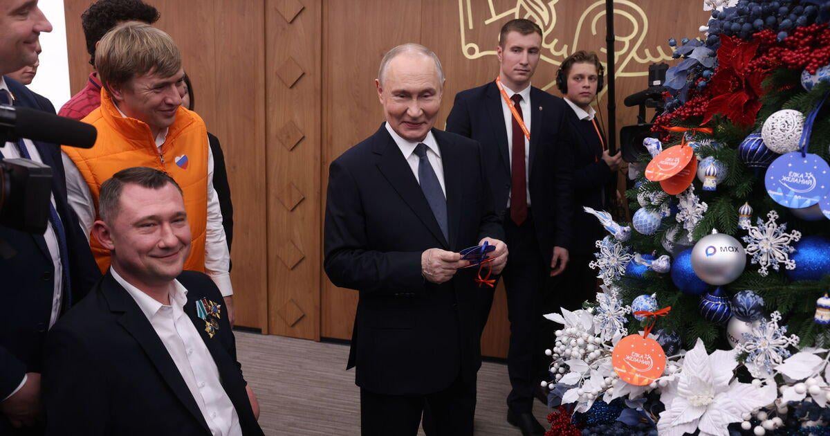 Putin in crisis as Russian shoppers halt Christmas spending as economy tanks