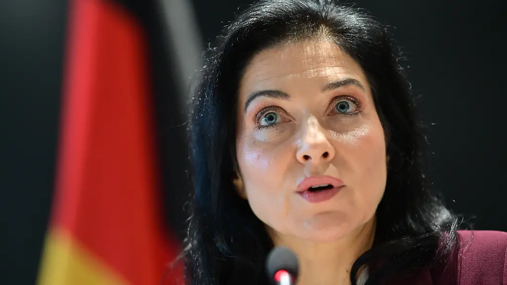 Katherina-Reiche-CDU-Bundesministerin-fuer-Wirtschaft-und-Energie-spricht-waehrend-des-Deutsch-ukrainischen-Wirtschaftsforums-Gleichzeitig-finden-Beratungen-um-die-Zukunft-der-Ukraine-in-Berlin-statt