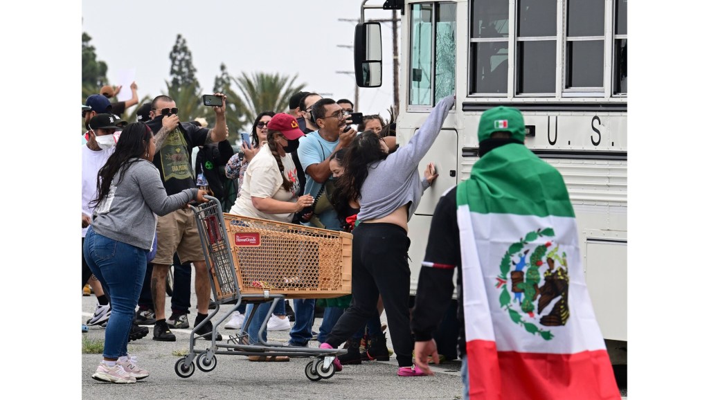 LA man pleads guilty to assaulting a federal agent during an immigration enforcement protest in Paramount – Daily News