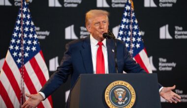 Un ancien scénariste de South Park a prédit que Donald Trump renommerait le Kennedy Center (et a acheté les URL en avance)