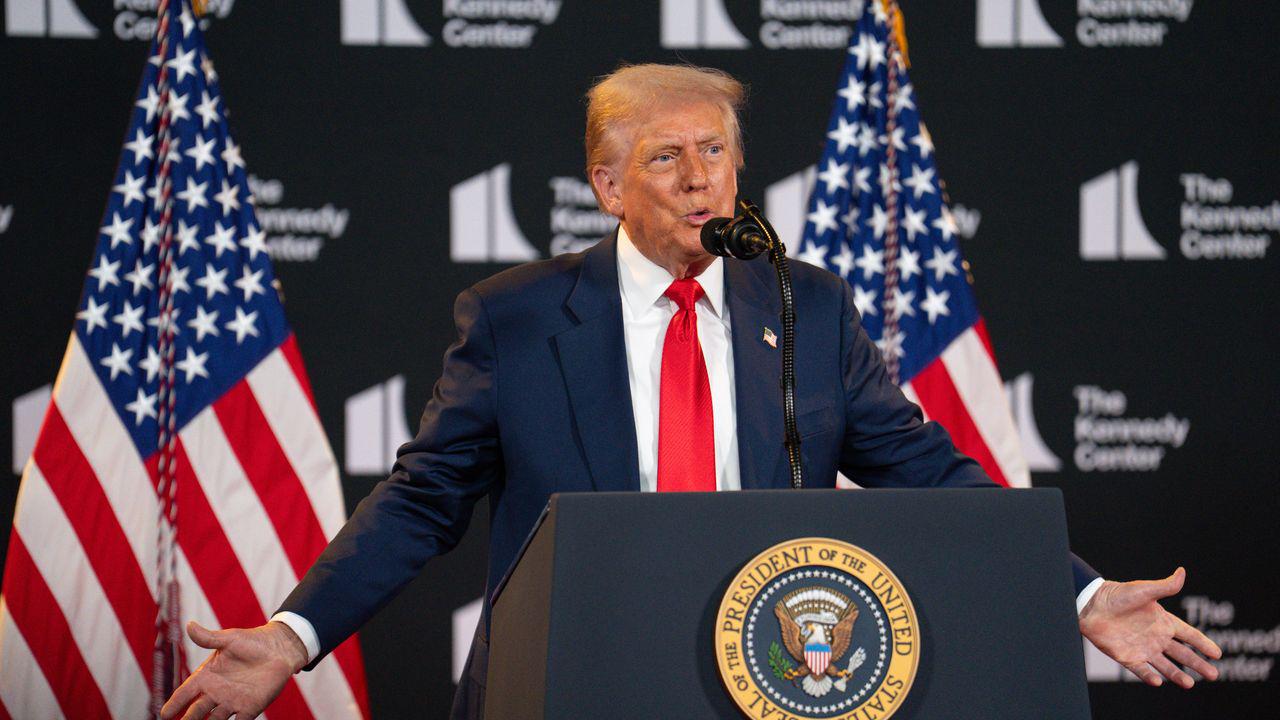 Un ancien scénariste de South Park a prédit que Donald Trump renommerait le Kennedy Center (et a acheté les URL en avance)