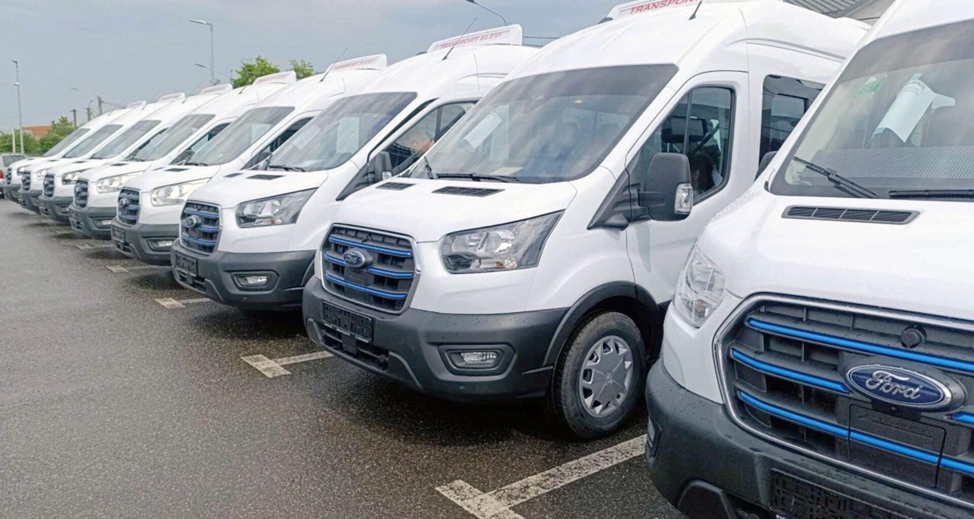 Același model de microbuz electric, vândut cu sume între 99.000 și 263.000 de euro, în funcție de județ. Ministrul Dragoș Pîslaru sesizează Parchetul European
