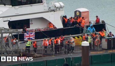 More than 800 migrants cross English Channel in December record