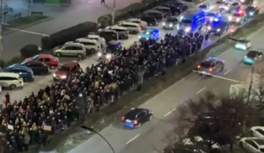 Numărul manifestanților din Cluj-Napoca a depășit 2.000 de persoane, protestatarii au purtat pancarte cu mesaje precum „Error, justice not found”, „PNL și PSD, aceeași mizerie”, „Jos gheara de pe justiție”, „Corupția distruge încrederea”, „Toți pentru justiție”, „Demisia Lia Savonea”