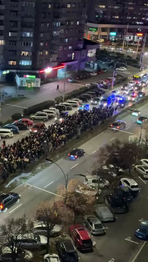 Numărul manifestanților din Cluj-Napoca a depășit 2.000 de persoane, protestatarii au purtat pancarte cu mesaje precum „Error, justice not found”, „PNL și PSD, aceeași mizerie”, „Jos gheara de pe justiție”, „Corupția distruge încrederea”, „Toți pentru justiție”, „Demisia Lia Savonea”