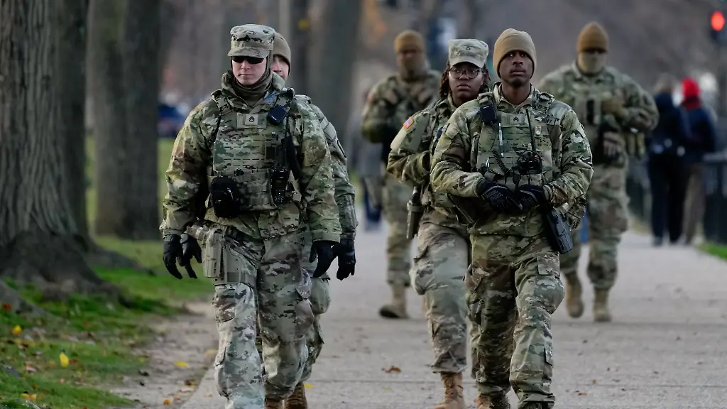 Mitglieder-der-Nationalgarde-patrouillieren-entlang-der-National-Mall