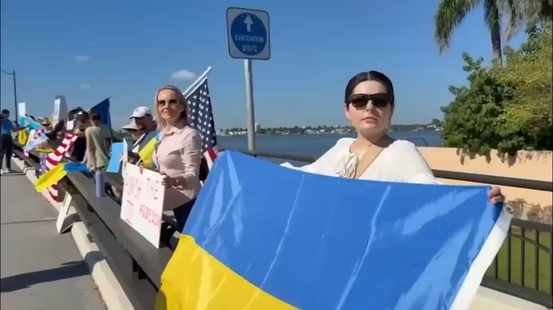 Americans lined the bridge to Mar-a-Lago waving Ukrainian flags in a show of support for Ukraine and President Zelensky, who is heading there for talks with Trump