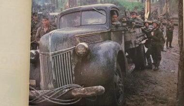 autoliittolaisia oikeine ja lavastettuine autoineen vuoden 1985 Tuntemattoman sotilaan kuvauksissa