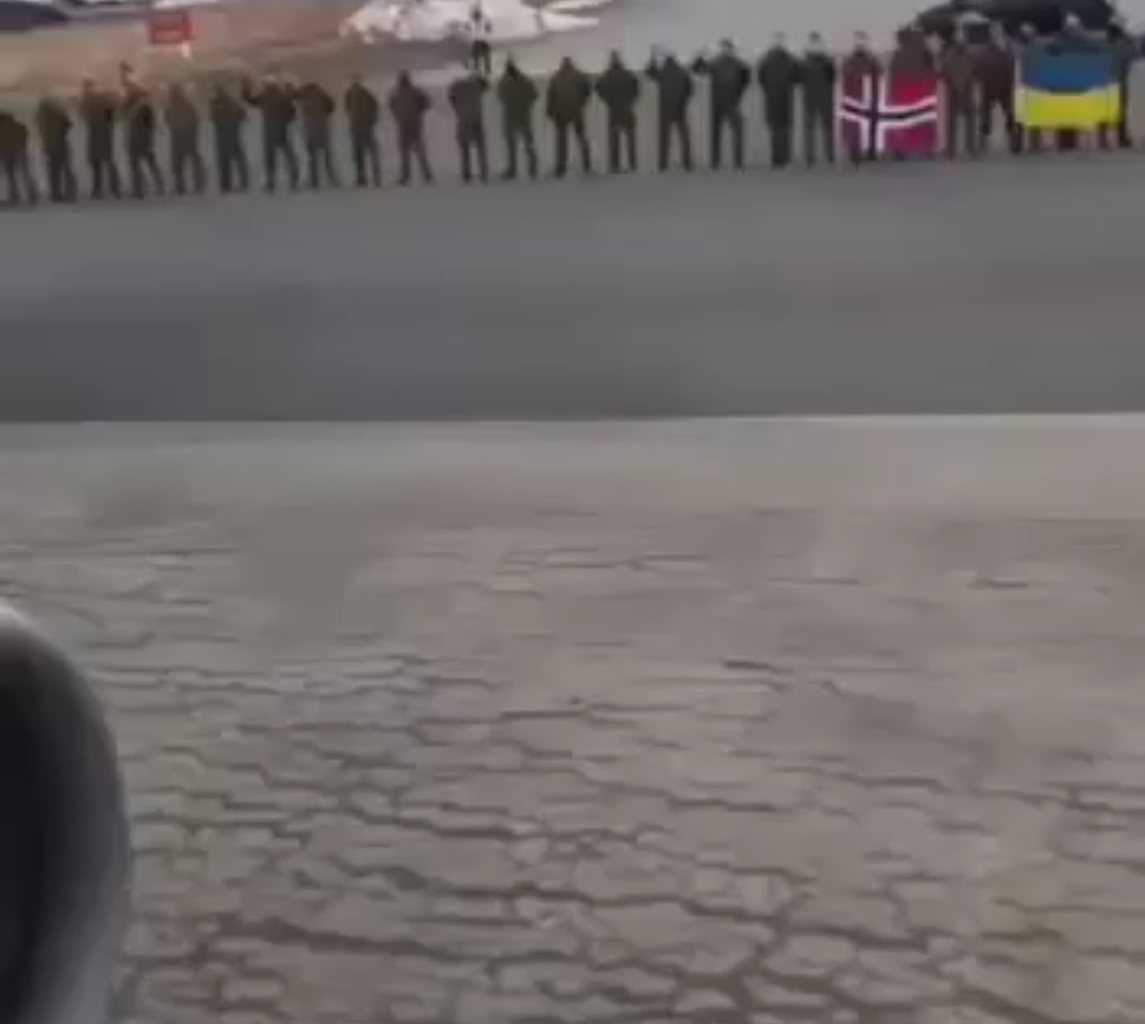 Norwegian instructors see off Ukrainian soldiers who will go into battle soon.
