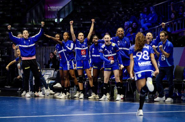 France's players celebrate during the quarter finals match between Denmark and France of the IHF Women's Handball World Championship in Rotterdam Ahoy, in Rotterdam on December 10, 2025. (Photo by Robin van Lonkhuijsen / AFP)