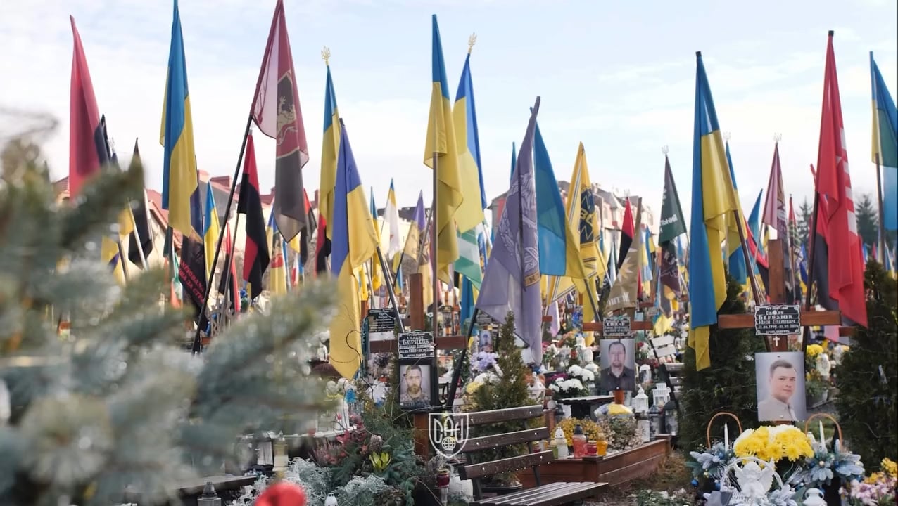 Czech MP, Matěj Hlavátiy, during a visit to Lviv, visited the Field of Mars, where Ukrainian soldiers who died defending their Homeland from Russian aggression are buried. Matěj emphasized that it is important to come and see the evil committed by Russia, because war is not just “news headlines.”