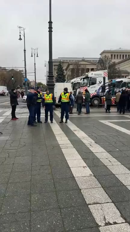 ST22 Laci bejelentkezése: Ez nem csak a kamionosokról, hanem a magyar emberekről szól. Az emberek egyre inkább elkezdik elveszíteni a türelmüket. Ez csak a kezdet volt. (napokban jön videó a témáról)