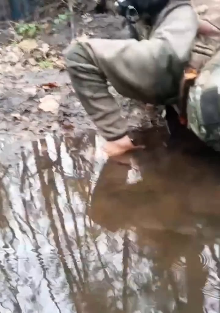 Russian troops drink water from puddles