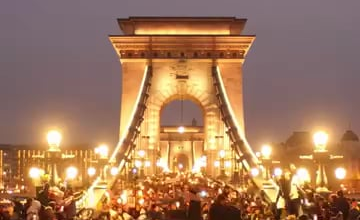 A gyermekvédelmi tüntetés vonulása a Lánchídon