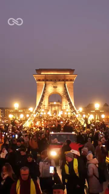 A gyermekvédelmi tüntetés vonulása a Lánchídon