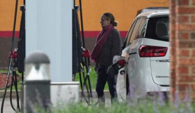 Trump proposes to roll back auto gas mileage standards