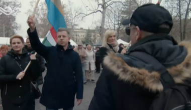 Kurva anyádat - Köszönti a digitális harcos Magyar Pétert.