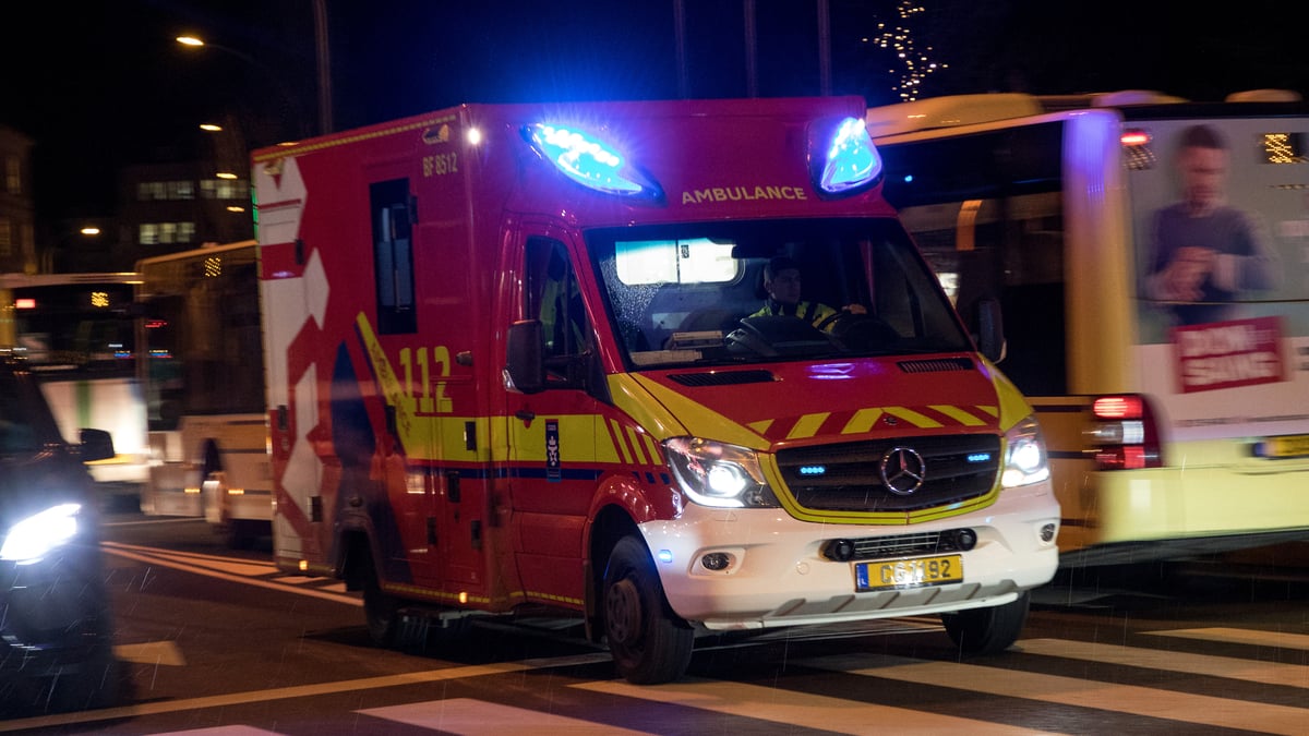 Bis in die frühen Morgenstunden des Samstags erreichten die Rettungskräfte die Meldungen von Verkehrsunfällen und -verletzten quer durchs Land. (Symbolbild)