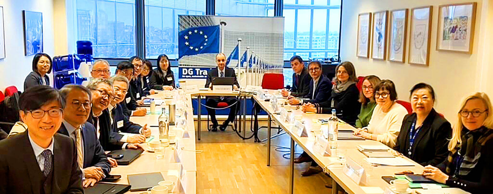 Economics minister meets EU trade reps in Brussels