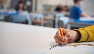 Forskare: Trender och politik måste ut ur skolan