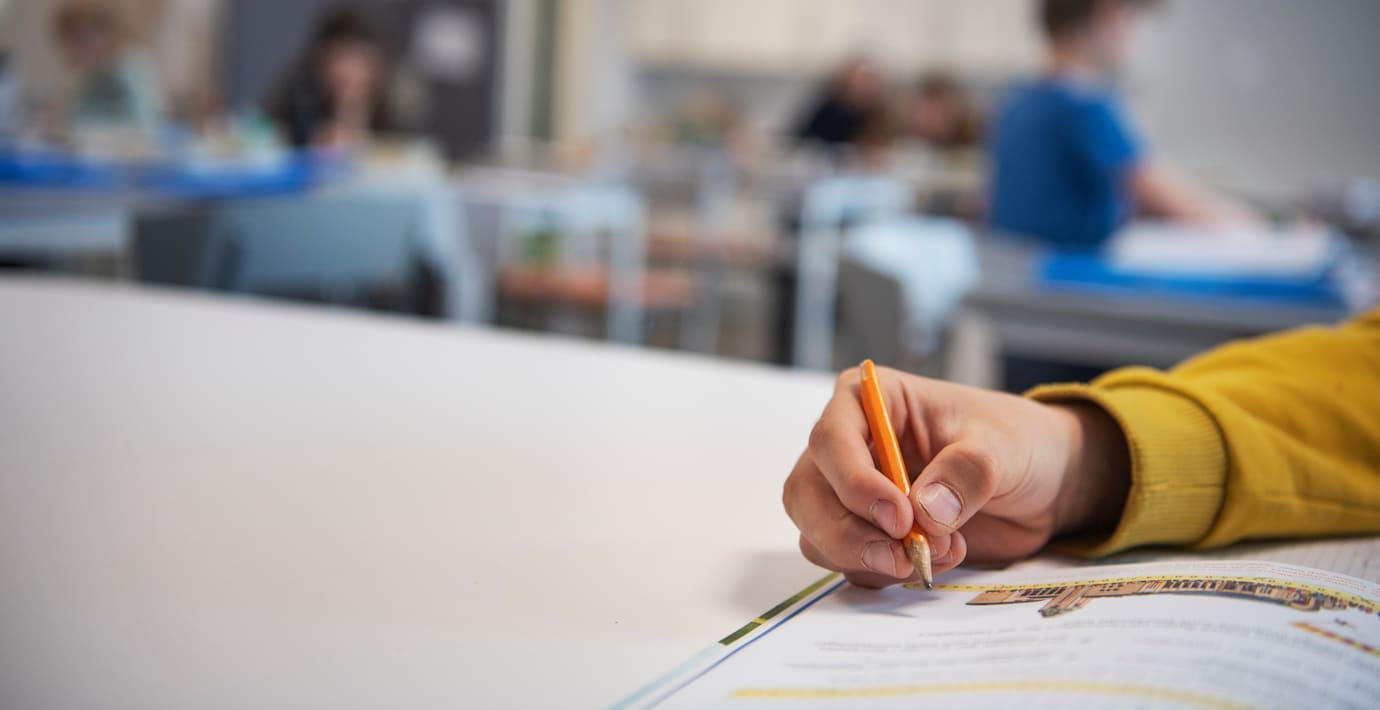 Forskare: Trender och politik måste ut ur skolan