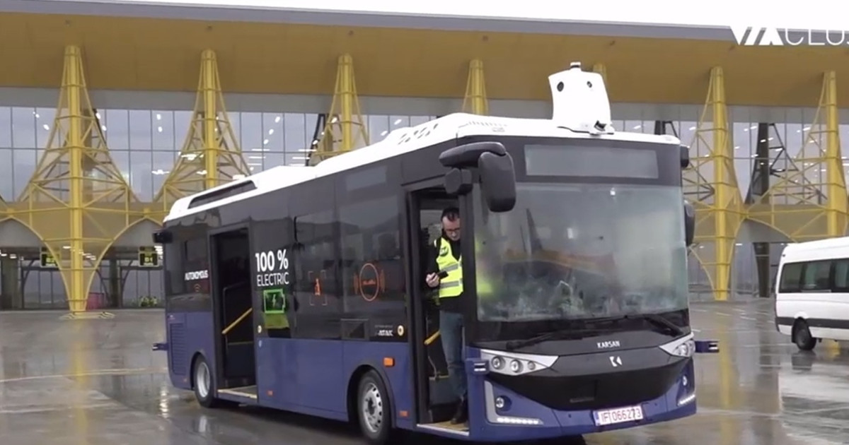 VIDEO Un autobuz care circulă fără șofer a transportat pasageri pe un aeroport din România