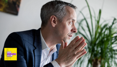 Luxemburg-News für Grenzgänger im Podcast: Georges Mischos Rücktritt, Tanklager-Protest, digitale Sprachtools & Urlaubstipps 2026