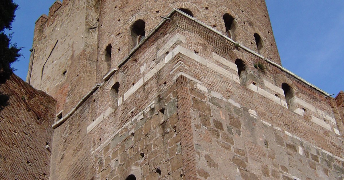 Italy: A Romanian migrant worker died after a tower under restoration by Edilerica & Picalarga collapsed in Rome, amid allegations of "poor safety standards", incl. cos. non response