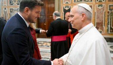 Pope receives Michael Bublé.