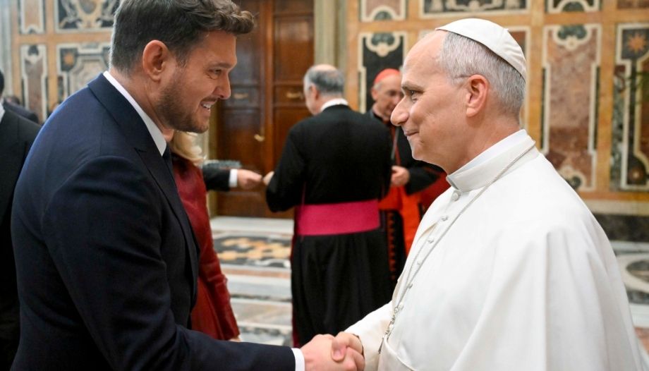 Pope receives Michael Bublé.