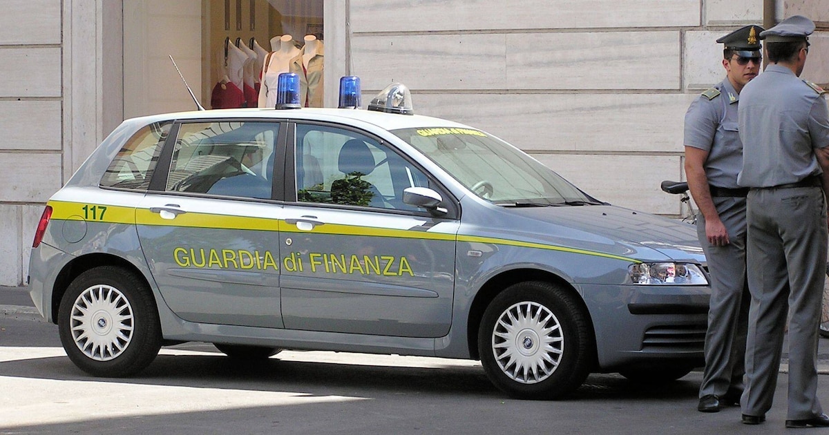 Scandale en Italie: la police découvre une Lamborghini et une villa avec piscine chez un homme touchant le salaire minimum