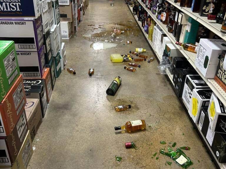 Rakun v trgovini razbil steklenice viskija in opit obležal na stranišču