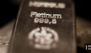 V mestu Gelsenkirchen na zahodu Nemčije so pretekli konec tedna neznanci iz 3200 sefov v trezorju poslovalnice banke Sparkasse ukradli za okoli 30 milijonov evrov gotovine in dragocenosti.