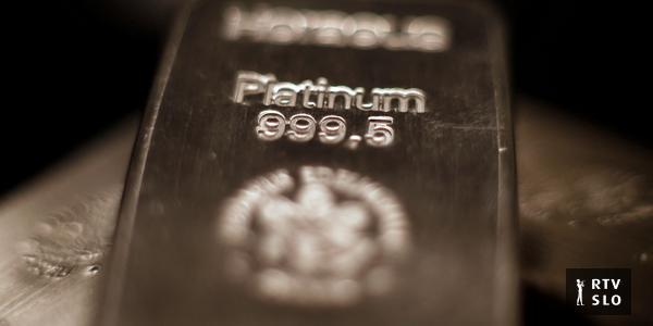 V mestu Gelsenkirchen na zahodu Nemčije so pretekli konec tedna neznanci iz 3200 sefov v trezorju poslovalnice banke Sparkasse ukradli za okoli 30 milijonov evrov gotovine in dragocenosti.