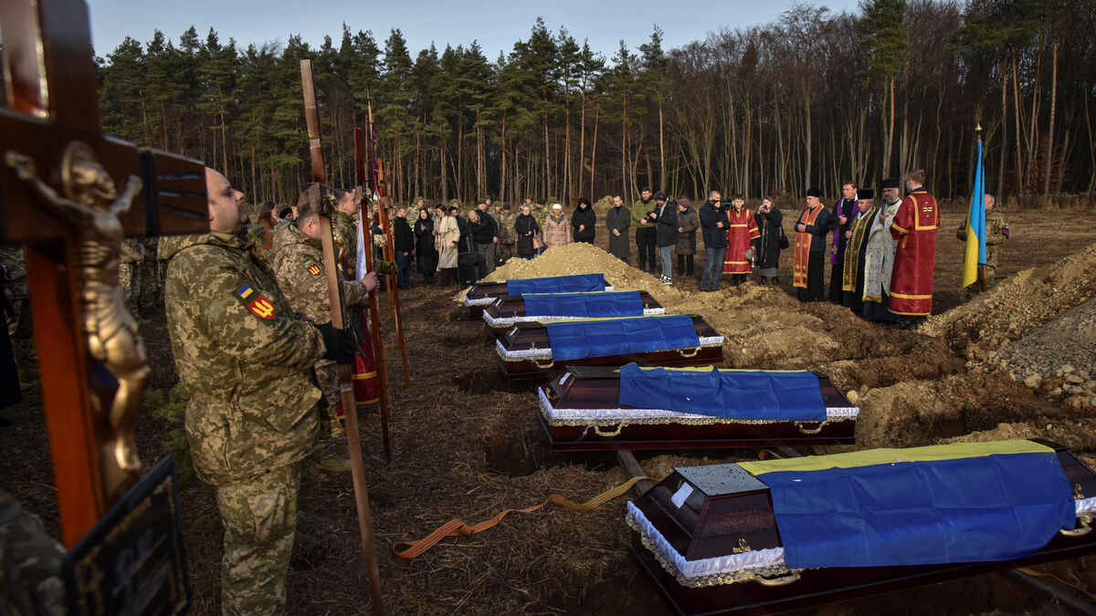Guerre en Ukraine : la Russie rend 1 003 corps à Kiev, les dépouilles de 26 soldats russes rendues à Moscou