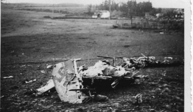 Völlig zerstört liegen die Überreste eines sogenannten Nachtjägers nach Kriegsende neben der N15. Jahrzehnte später beginnt John Derneden mit der Spurensuche, um das Schicksal des abgeschossenen deutschen Fliegers zu recherchieren.