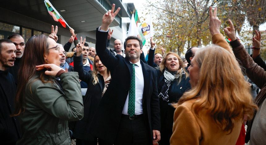 Tribunal manda retirar cartazes do Chega sobre ciganos