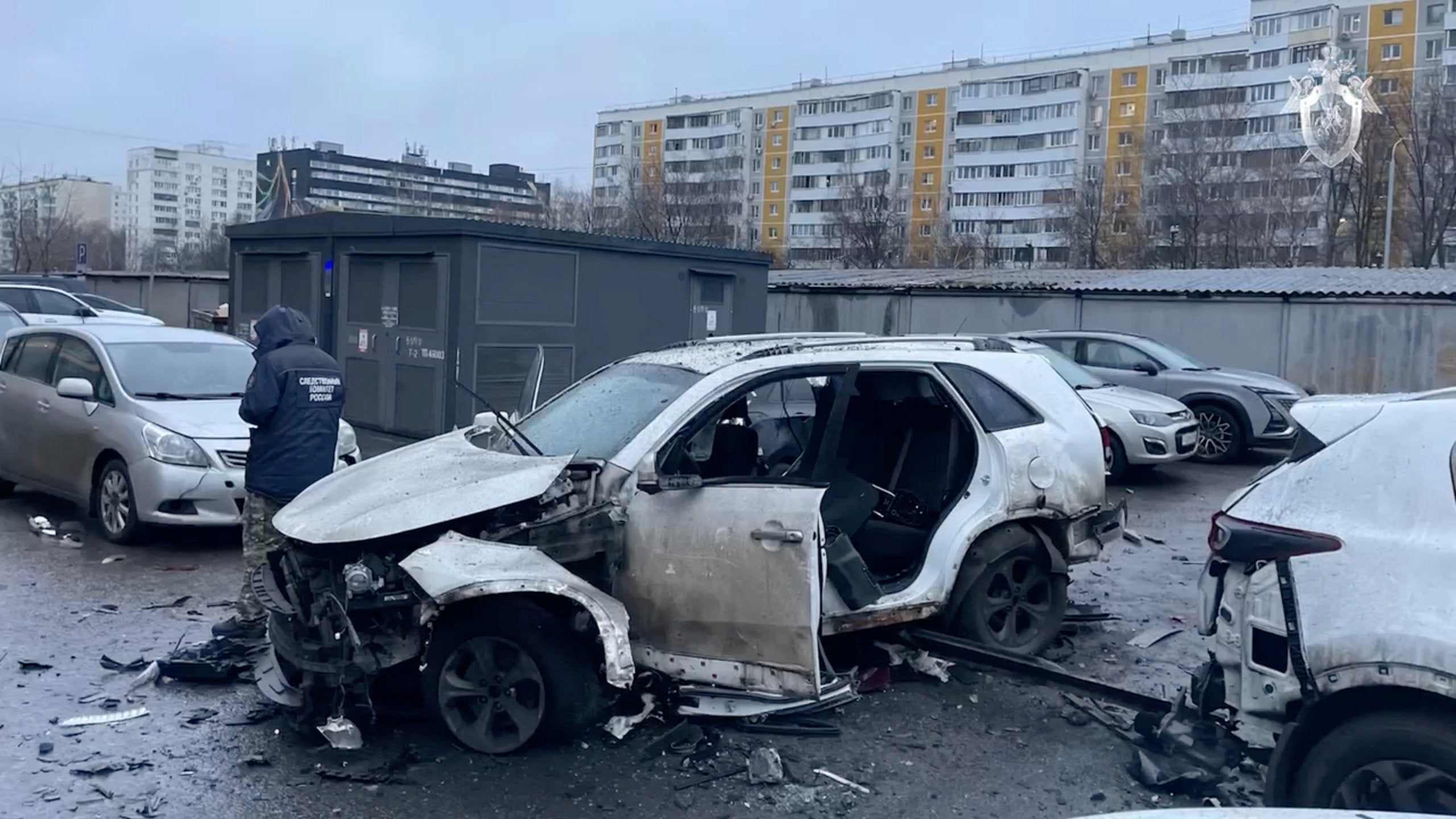 An investigator works at the scene where Lieutenant General Fanil Sarvarov, head of the Russian General Staff's army operational training directorate, was reportedly killed in a car bomb in Moscow
