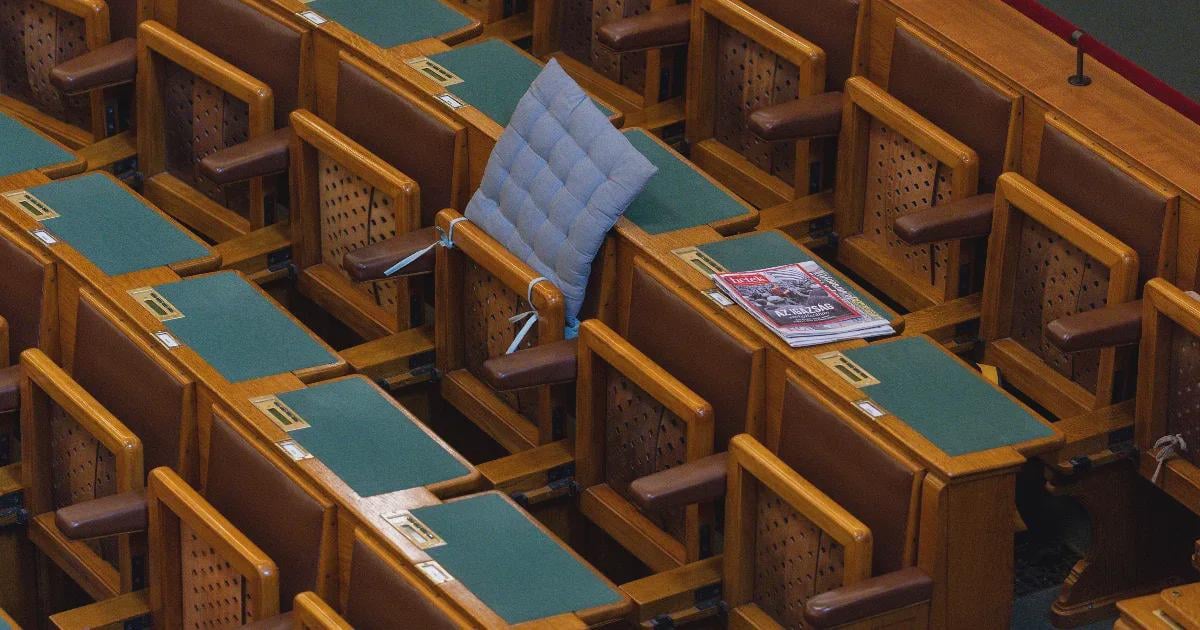 Hajnali kettő előtt kivonultak a fideszes képviselők, így elmaradt a Szőlő utcai ügyről szóló rendkívüli parlamenti ülés