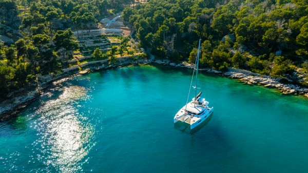 Sail_Croatia_medium-sized_1723597_Hound_Dog_in_Bay