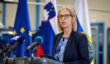 Ministrica izvajalce poziva k pregledovanju čakalnih seznamov