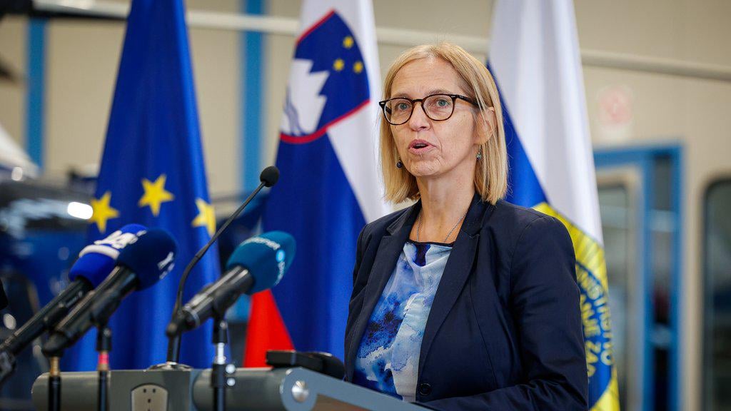 Ministrica izvajalce poziva k pregledovanju čakalnih seznamov