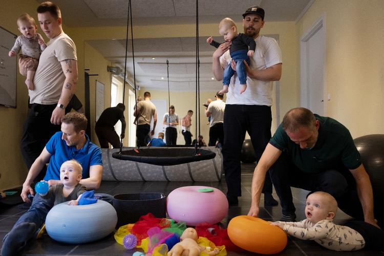 Nye regler for øremærket barsel til mænd har givet den ønskede effekt - I løbet af tre år er antallet af mænd på barsel steget 60 procent, mens antallet af kvinder på barsel falder.