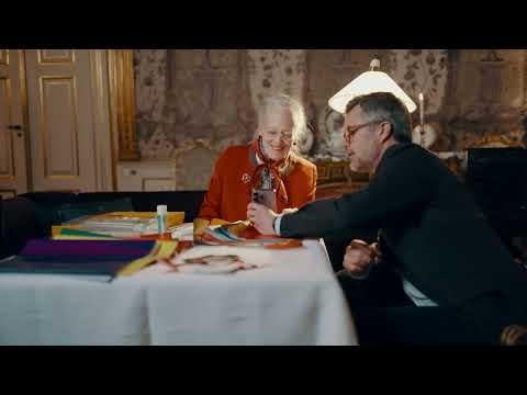 H.M. Kongen og H.M. Dronning Margrethe fletter julehjerter 2025