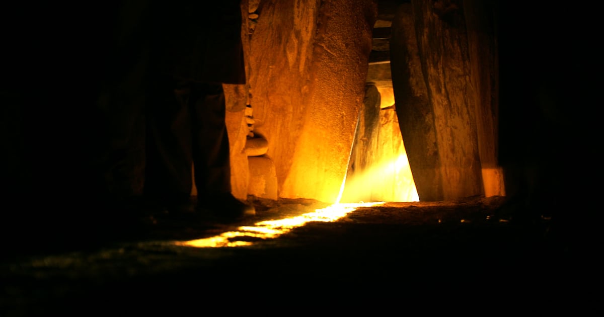Winter Solstice sunrise from ancient tomb at Newgrange – The Irish Times